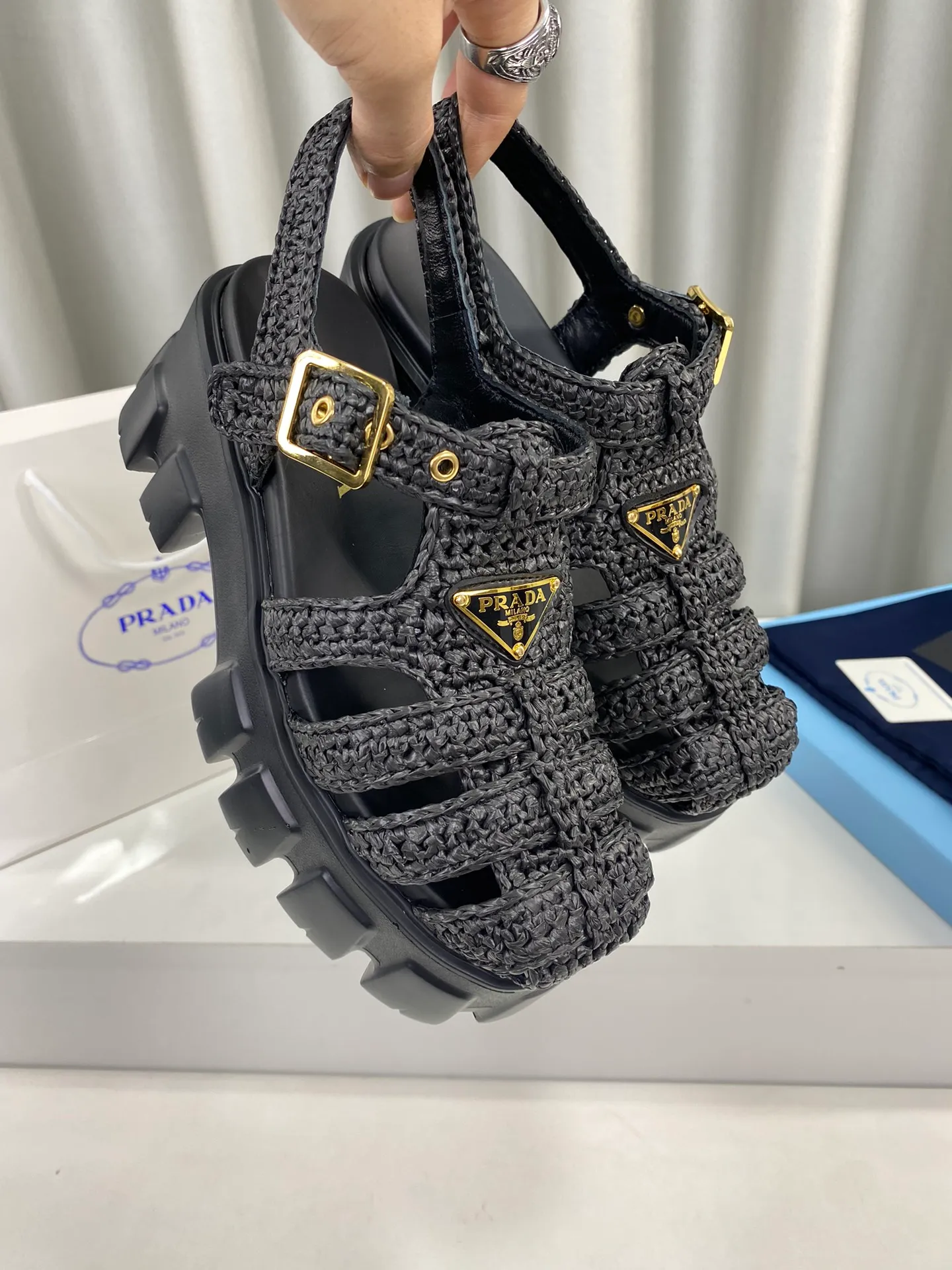 👟👟Ex-factory price 600👟👟 Prada’s latest bamboo cage weaving thick-soled triangle buckle sandals☑️ Latest environmentally friendly PP material, fully handmade crochet, just like knitting sweaters, slow work and meticulous work, retro fashionable thick-soled shoes, with woven uppers, making the whole pair of shoes light and comfortable, bright colors, satisfying a variety of choices for fashionable people with different styles! The iconic metal triangle logo is paired with the shape of ancient beach sandals. Every design element is fashionable! Size: Women's 35-39 (34, 40, custom-made, non-returnable) Full set of counter original packaging